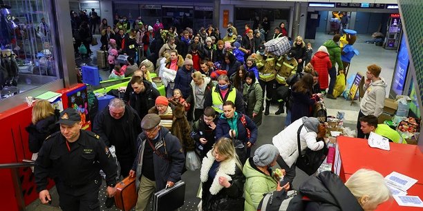En Pologne, les réfugiés arrivent par centaines à la gare de Cracovie.