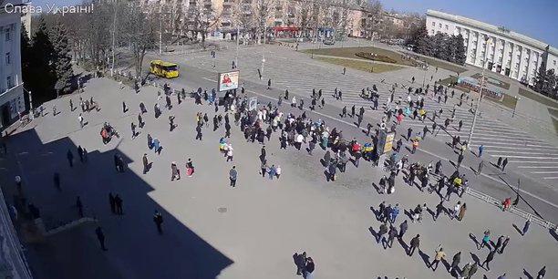 Des manifestants ont lieu dans plusieurs villes ukrainiennes occupées par les Russes.