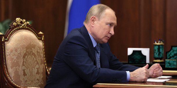 Poutine dit que moscou exigera des vendredi le paiement du gaz en roubles[reuters.com]