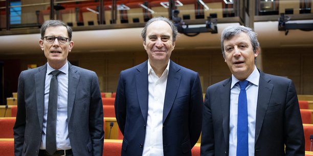 Laurent Lafon (à gauche) et David Assouline, respectivement président et rapporteur de la commission d'enquête du Sénat sur la concentration dans les médias, encadrent Xavier Niel, le propriétaire d'Iliad (Free) et de nombreux journaux (Le Monde, L'Obs...).