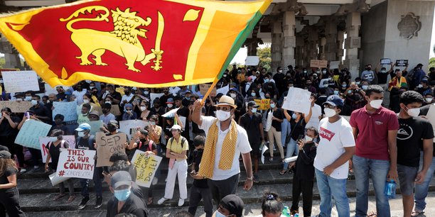 Après l'échec de l'état d'urgence et du couvre-feu qu'il avait décrétés pour enrayer l'escalade des manifestations, le président sri-lankais Gotabaya Rajapaksa veut un gouvernement d'union pour résoudre la crise économique. Mais les manifestations pacifiques ont repris ce lundi (ici, sur la place de l'indépendance à Colombo ce lundi 4 avril 2022) exigeant le départ des politiciens de la famille Rajapaksa.