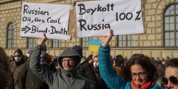 Manifestation le 27 février à Berlin en solidarité avec l'Ukraine, après l'invasion par l'armée russe. Les manifestants réclamaient déjà un boycott des importations de gaz, de pétrole et de charbon russes. Celui-ci pourrait faire partie des nouvelles sanctions préparées par l'Union européenne contre la Russie, après la découverte de massacre de la population dans une ville proche de Kiev.