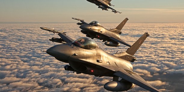 Plusieurs pays européens ont préféré s'équiper d'avions américains plutôt qu'européens. La Pologne dispose depuis 2003 d'avions de combat F-16 C/D Block 52+ (photo), mais leur disponibilité reste problématique, non seulement à cause de problème de maintenance mais aussi en raison du nombre réduit de pilotes à même de les piloter.