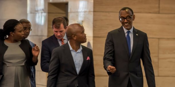 Claire Akamanzi, CEO de Rwanda Development Board (RDB), l'entrepreneur Fred Swaniker et le président Paul Kagamé.