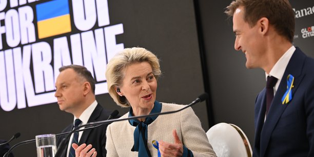 Le président polonais Andrzej Duda, la présidente de la Commission européenne Ursula von der Leyen et l'humanitaire australien Hugh Evans lors de la conférence des donateurs de Stand up for Ukraine.
