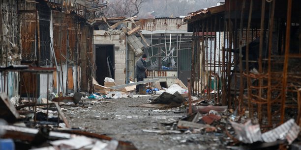 A l'image de Marioupol, où les combats font rage autour de l'acierie et du port ce lundi 18 avril, une partie de l'Ukraine est dévastée est la reconstruction coûtera des milliards de dollars.
