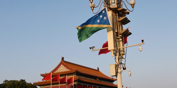 La Chine cherche à y accroître sa présence militaire, politique et économique dans le Pacifique, notamment dans les îles Salomon. Le pacte entre Honiara et Pékin fait peser la menace, selon Canberra et Washington, d'une installation d'une présence militaire chinoise dans l'archipel.