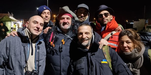 Le Bordelais Lilian Boulard et son couvre-chef, au centre, avec des bénévoles dont l'acteur Mathieu Kassovitz, au premier plan, et l'artiste JR, en orange, à la frontière entre la Pologne et l'Ukraine en mars 2022.
