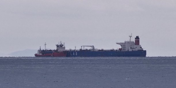 Vue du pétrolier Pegas le 21 avril, battant pavillon russe. Il a été saisi au large de Karystos, sur l'île d'Eubée.