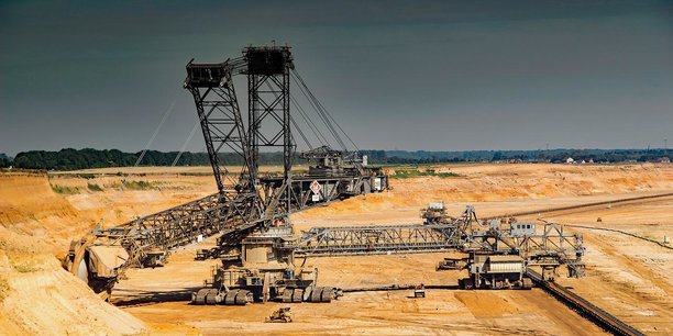La mine de Garzweiler est un des plus grands sites d’extraction de lignite à ciel ouvert du monde, nommé d’après le village de Jüchen-Garzweiler, et exploitée par l'entreprise allemande RWE Power.
