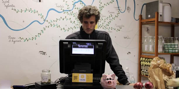 A l'épicerie de Tournon d'Agenais, tenue par l'association Tera, les clients peuvent régler leurs achats en euros. Ou en monnaie locale.