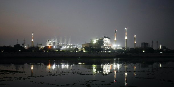 Vue des tours de refroidissement d'une centrale électrique au charbon à Ahmedabad, en Inde.