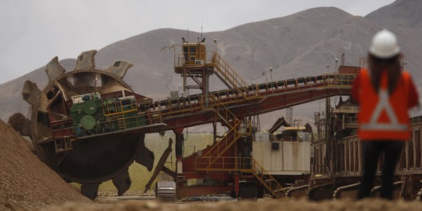 Roue excavatrice à la mine de cuivre de Radomiro Tomic au Chili, près de la mine de Chuquicamata, exploitée par Codelco (Corporación Nacional del Cobre) compagnie étatique chilienne et premier producteur mondial de cuivre, à environ 1.650 km au nord de Santiago, le 5 janvier 2010.