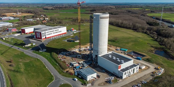 D'une capacité de 250.000 tonnes par an, l'usine H2, construite à Bournezeau, à proximité de l'usine pilote H1 et du centre de R&D d'Hoffmann Green Cement Technologies, préfigure de la physionomie de la future usine H3 bâtie en région parisienne en 2023-2024.