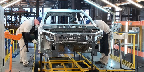 Des ouvriers sur la chaîne de montage de l'usine automobile Lada Izhevsk, qui fait partie du groupe Avtovaz, à Izhevsk, en Russie, le 22 février 2022. Renault possède actuellement trois usines en Russie, emploient 40.000 salariés, et contrôle environ 30% du marché automobile russe.