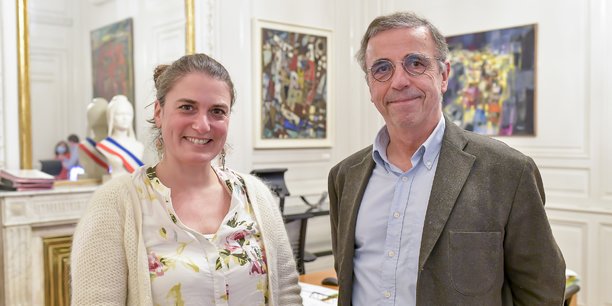 Eve Demange, conseillère municipale pour la résilience alimentaire, et Pierre Hurmic, maire de Bordeaux, en janvier 2022.