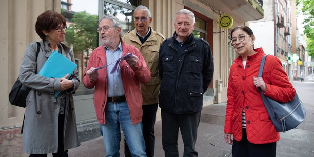 De gauche à droite : Marie-Laure Ichanjou (Présidente de l’association de quartier Chalets-Roquelaine), Alain Roy (Vice-Président), et des habitants du quartier.