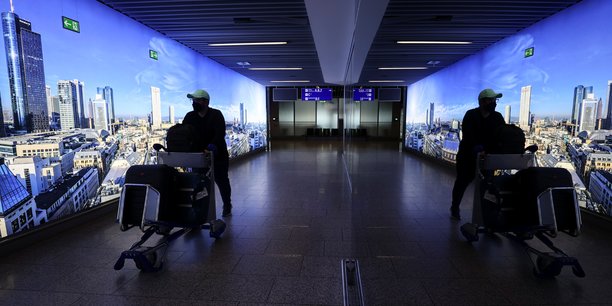 L'europe envisage de supprimer le port du masque obligatoire dans les avions[reuters.com]