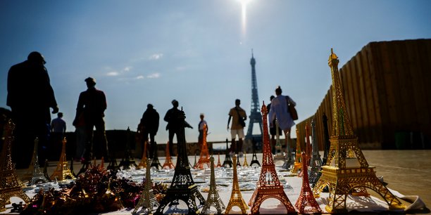 Les touristes reviennent a paris apres deux annees de pandemie[reuters.com]