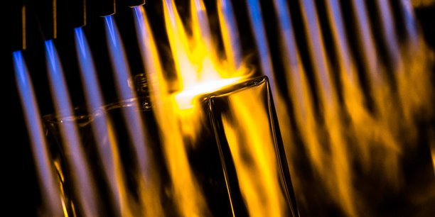 La production de verre est un processus industriel à forte intensité énergétique, elle se fait essentiellement à partir du gaz. Ici la deuxième chauffe qui fixe le flacon à la sortie du moule.