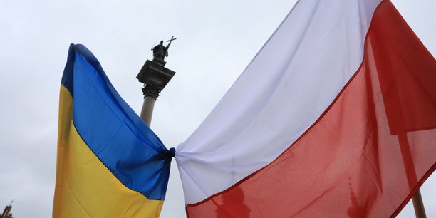 Dans plusieurs villes polonaises, comme à Varsovie, le drapeau ukrainien flotte à côté de celui de la Pologne.