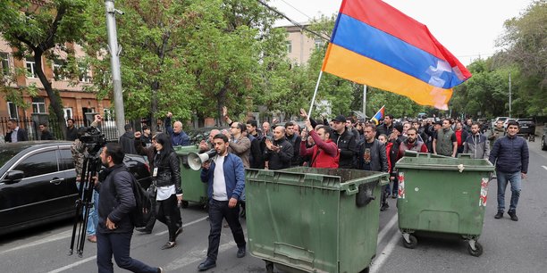 Armenie: des manifestants hostiles au premier ministre bloquent des batiments gouvernementaux[reuters.com]