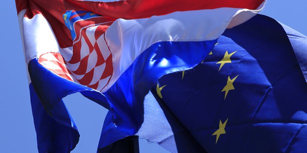 La croatie adopte une loi visant a introduire l'euro en 2023[reuters.com]