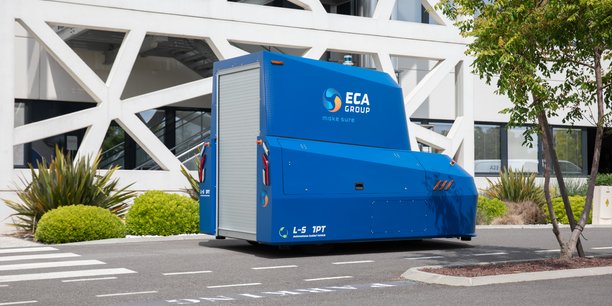 Le robot autonome et logistique développé par ECA Group peut se déplacer en toute autonomie sur un site privé, en activité.
