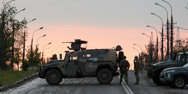 La russie affirme que pres de 2.000 combattants ukrainiens d'azovstal se sont rendus[reuters.com]