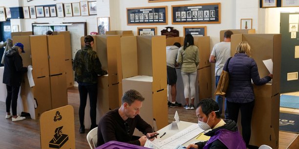 Les australiens se rendent aux urnes a l'occasion des elections federales[reuters.com]
