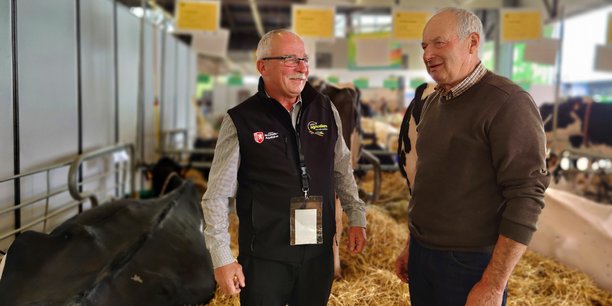 Dominique Graciet, président du Salon de l'agriculture de Nouvelle-Aquitaine, à gauche, avec un éleveur de vaches laitières de la région.