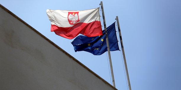 A la suite de la Commission européenne, les ministres des Finances de l'UE avaient approuvé mi-juin le plan de relance polonais, doté de 35,4 milliards d'euros de fonds européens, en contrepartie d'un engagement « très important » de Varsovie « sur l'indépendance du pouvoir judiciaire ».