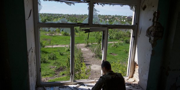 La russie avance dans le donbass ; l'ukraine reclame des armes de longue portee[reuters.com]