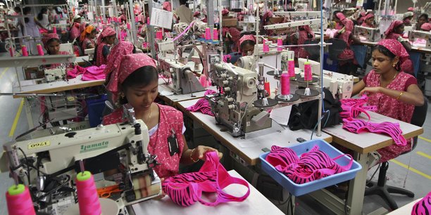 L'indemnisation de 8,3 millions de dollars versées à 1.250 employées thaïlandaises représente l’équivalent de deux à quatre ans de salaire selon les cas. (Photo d'illustration: des ouvrières fabriquent entre autres des soutiens-gorge de la marque Victoria's Secret dans l'usine d'un sous-traitant du secteur textile située en Inde.)