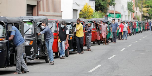 Le Sri Lanka n'a plus assez de devises pour ses importations de base. Les pénuries (aliments, médicaments, énergie...) s'enchaînent depuis de longs mois, qui voient ici les chauffeurs de tuk-tuk (taxis à trois roues) obligés d'attendre des heures voire des journées avant de pouvoir acheter un peu d'essence, comme ici le 12 avril dernier dans cette station-service de Ceylan Ceypetco à Colombo.