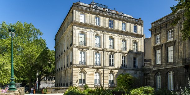 Un des hôtels particuliers qui entourent le Jardin Public où les grandes familles bordelaises ont commencé à s'installer au XIXe siècle.