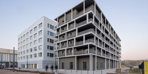 La résidence le Sollys à Lyon-Confluence, réalisée par le promoteur Linkcity pour le compte de CDC Habitat. Cette résidence compte 20 logements intermédiaires et  19 logements sociaux