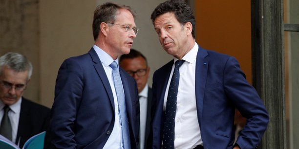 Photo d'illustration: le président du Medef Geoffroy Roux de Bezieux (à droite) s'entretient avec le dirigeant syndical français de la CPME François Asselin après leur rencontre avec le président Emmanuel Macron et les syndicats français à l’Élysée à Paris, le 4 juin 2020.