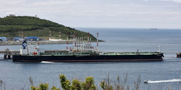 Vue d'un tanker dans le terminal pétrolier de Kozmino dans la baie de Nakhodka, au sud-est de Vladivostok (Russie).