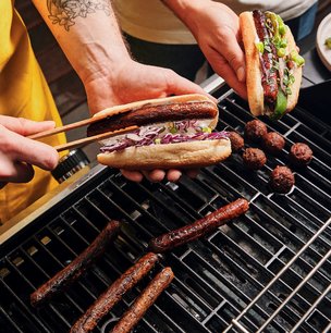 Happyvore vient de lancer un kit barbecue intégrant saucisses et aiguillettes végétales.