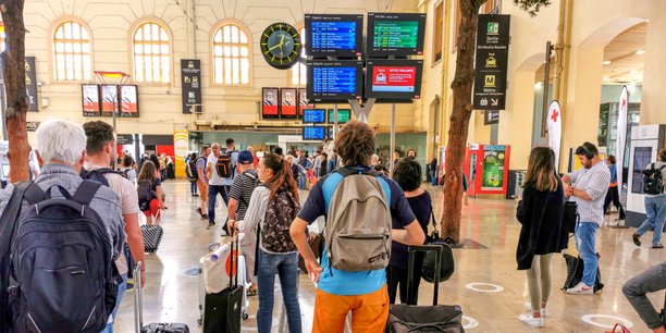 Photo d'illustration: des voyageurs face aux écrans affichant les départs et arrivées des TGV et trains régionaux de la SNCF dans la salle des pas perdus de la gare Saint-Charles, à Marseille, le 3 juin dernier.