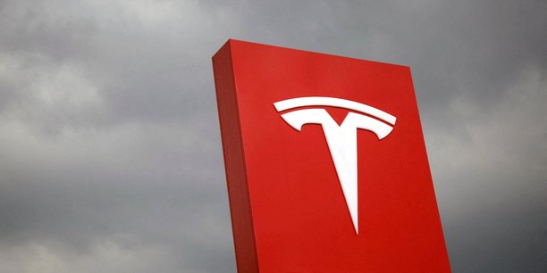 Le DMV reproche à Tesla un langage publicitaire qui donne aux systèmes de conduite autonome des performance plus larges qu'ils n'en ont réellement.