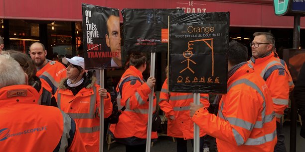 Des salariés de Scopelec manifestent à Paris, le 7 avril 2022.