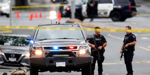Canada: deux hommes armes abattus, six policiers blesses lors d'une fusillade[reuters.com]