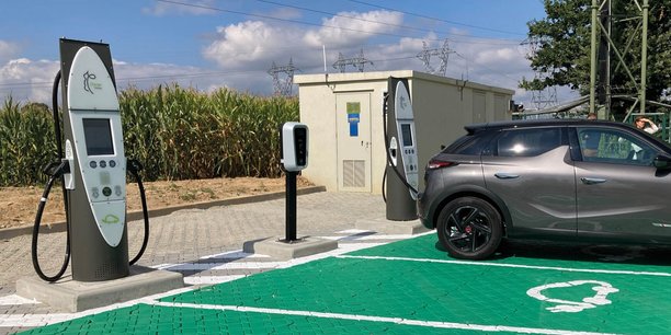 Une première station de recharge, couplée à un système de stockage sur batterie, a été inauguré en octobre dernier près de Rennes, en Bretagne.