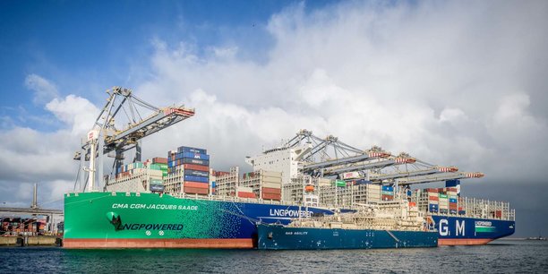La compagnie marseillaise a été pionnière dans l'utilisation du gaz naturel liquéfié. Ici, le Jacques Saadé, le plus grand porte-conteneur du monde propulsé au GNL, procède à une opération de soutage dans le port de Rotterdam. e-methane ready, il carburera peut être demain au gaz renouvelable.