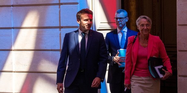 Emmanuel Macron réunissait encore mardi matin à l'Élysée la Première ministre Élisabeth Borne et plusieurs ministres pour finaliser la stratégie de l'exécutif sur la préoccupation numéro un des Français, avec une inflation qui a encore atteint 5,8% en juin, du jamais vu depuis près de 40 ans.