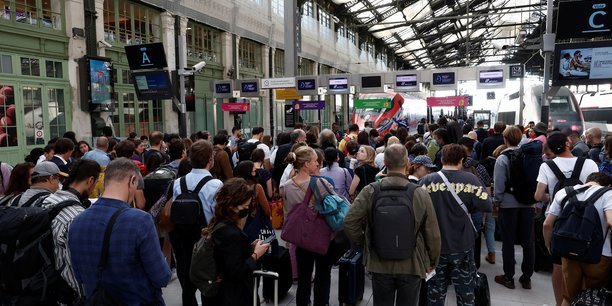 Le trafic était fortement perturbé, ce mercredi, dans les gares à cause d'un appel à la grève unitaire à tous les salariés de la SNCF pour réclamer des hausses de salaire.