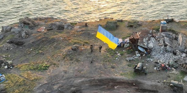 La russie dit avoir bombarde les forces ukrainiennes sur l'ile aux serpents[reuters.com]