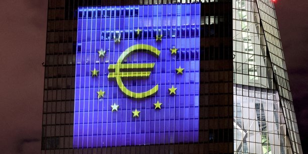 Face à un euro pénalisé par les inquiétudes concernant l'économie des Vingt-Sept, le dollar renforce davantage son rôle de valeur refuge.